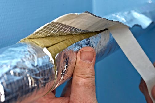 Rörskålen till rörisolering sätts fast Rörskålen till rörisolering sätts fast runt röret